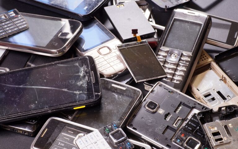 Τέλος τα παλιά κινητά στο συρτάρι: Πρωταθλήτρια η Ελλάδα στην ανακύκλωση συσκευών