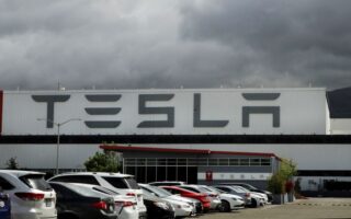 Tesla: Πέρασε το Σαββατοκύριακο μειώνοντας τιμές σε αυτοκίνητα και λογισμικό
