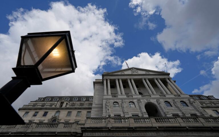 Τράπεζα της Αγγλίας: Αμετάβλητα τα επιτόκια σε υψηλά 15ετίας