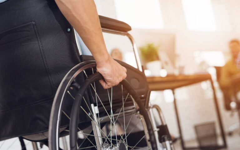 ΕΕΣ: Τα άτομα με αναπηρία εξακολουθούν να διατρέχουν μεγαλύτερο κίνδυνο ανεργίας ή φτώχειας