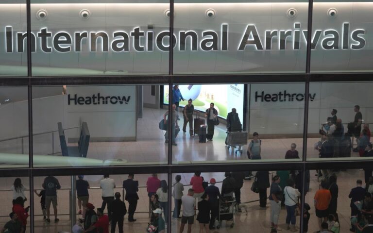 Βρετανία: Μεγάλες καθυστερήσεις στα αεροδρόμια λόγω τεχνικού προβλήματος
