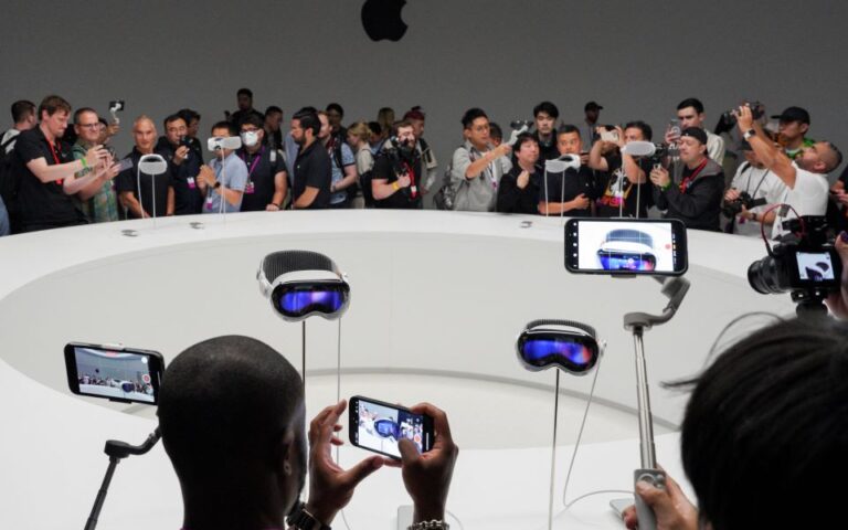 Ήρθε η ώρα της εικονικής πραγματικότητας; Η Apple προσπερνά τη Meta με ένα headset