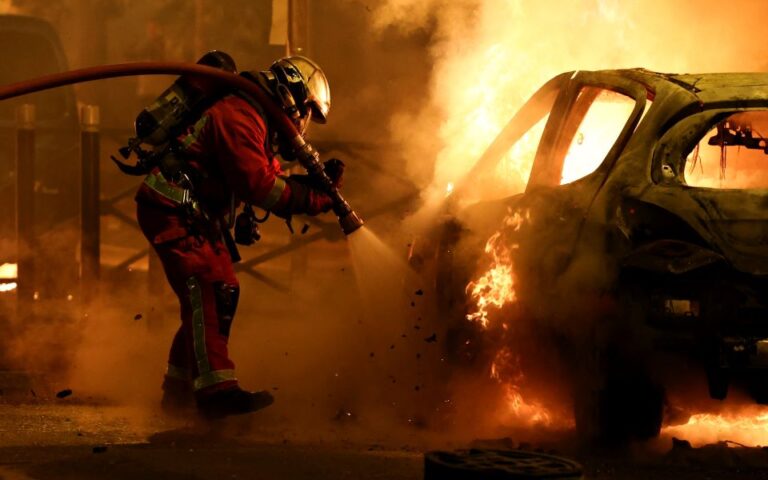 Γαλλία: Πυρπολήθηκαν 1.000 κρατικά κτίρια και 5.000 αυτοκίνητα στις ταραχές