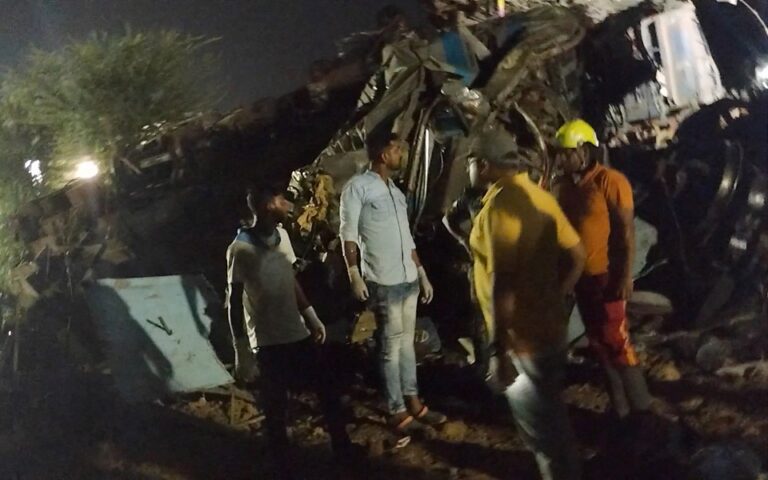 Ινδία: Τουλάχιστον 288 νεκροί από σύγκρουση τρένων