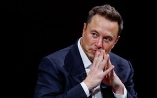 Ο Elon Musk γίνεται 52 ετών σήμερα – Ακόμα χρειάζεται τη μαμά του να τον… μαζεύει