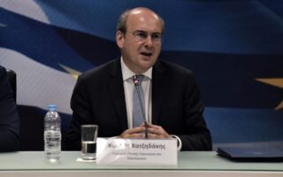 Κ. Χατζηδάκης: Δεν γίνεται ο ελεύθερος επαγγελματίας να πληρώνει λιγότερο από τον υπάλληλό του