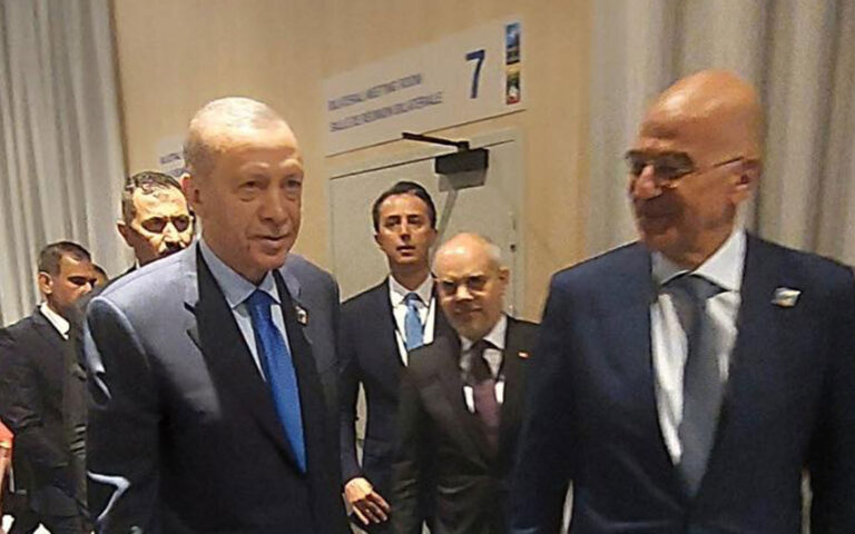 Σύντομο τετ α τετ Δένδια – Ερντογάν στη Σύνοδο Κορυφής του ΝΑΤΟ