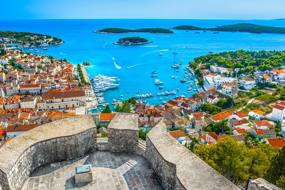 Travel + Leisure: Τα 7 ελληνικά νησιά που μπήκαν στα 15 καλύτερα της Ευρώπης-2