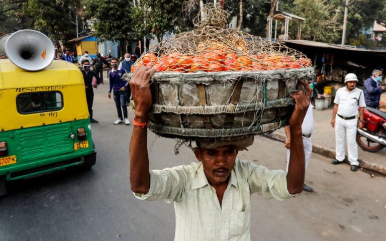 Πιο ακριβή και από τη βενζίνη η ντομάτα στην Ινδία