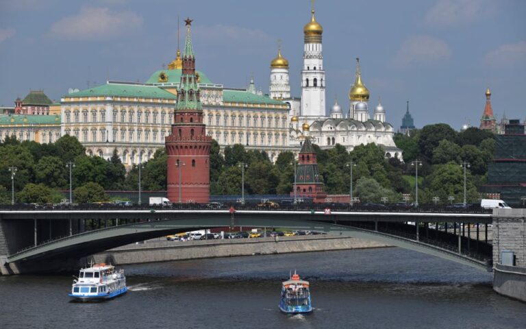 Ρωσία για Κάμερον: Η Δύση διεξάγει «υβριδικό πόλεμο» εναντίον της Μόσχας