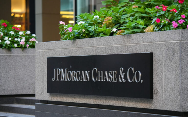 JP Morgan: Χαμηλότερα έσοδα από τόκους το 2024 για τη μεγαλύτερη αμερικανική τράπεζα