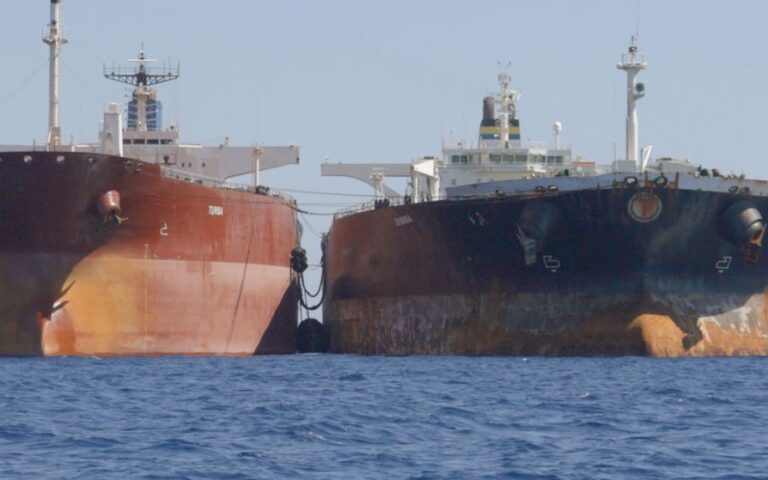 Το Bloomberg «έπιασε» τον σκιώδη στόλο της Ρωσίας στον Λακωνικό Κόλπο – Τα πετρέλαιο και το spoofing