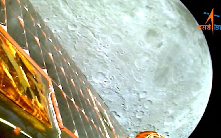 Ινδία: Σε «λειτουργία αναμονής» το διαστημικό της όχημα στη Σελήνη