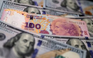 Ανθεί το μπλε δολάριο: Το πέσο καταρρέει, οι Αργεντίνοι στρέφονται στη μαύρη αγορά