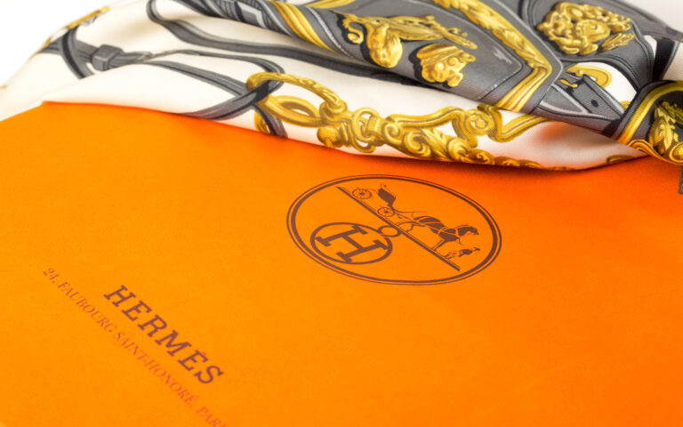 Το πορτοκαλί της Hermès και το μπλε της Tiffany: Οι άγνωστες ιστορίες πίσω από τα πιο διάσημα χρώματα