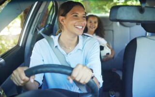 Η άνοδος της νταντάς-οδηγού: Ποιος θα πάει τα παιδιά στις απογευματινές δραστηριότητες 