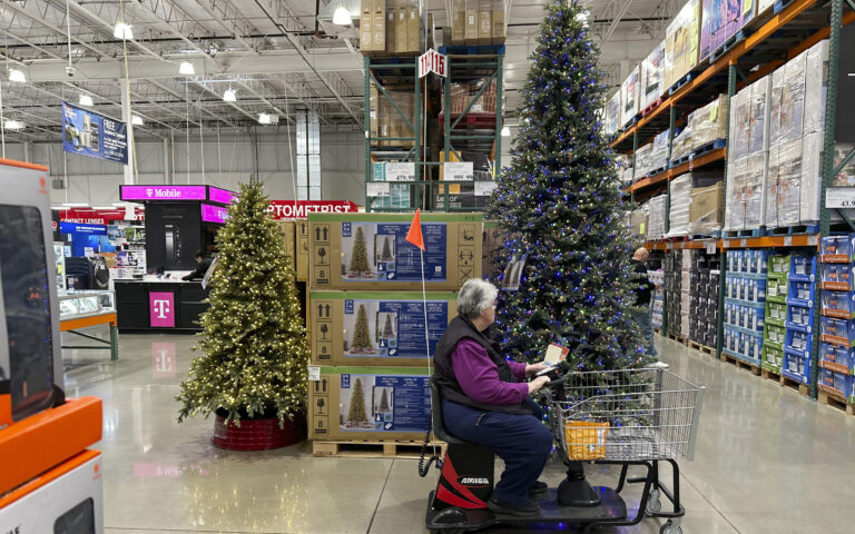Οι καταναλωτές στρέφονται στις αποταμιεύσεις τους φέτος τα Χριστούγεννα 