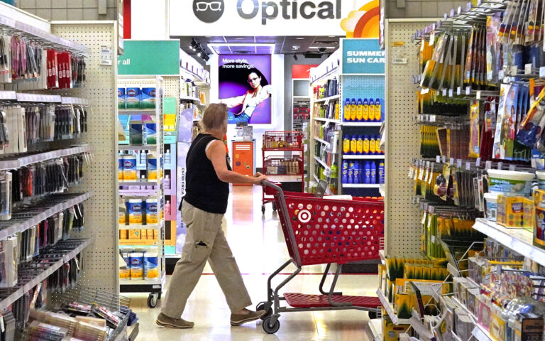 Target: Οι καταναλωτές κάνουν ένα βήμα πίσω στις αγορές, ακόμη και στα τρόφιμα