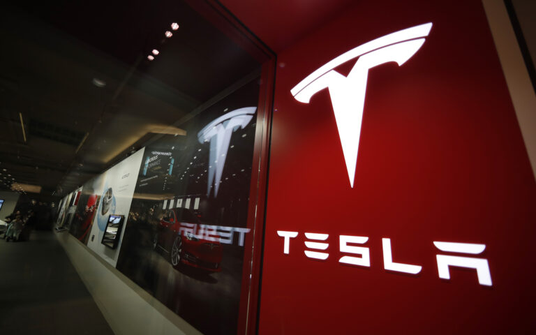 Η Tesla ετοιμάζεται για απολύσεις; 