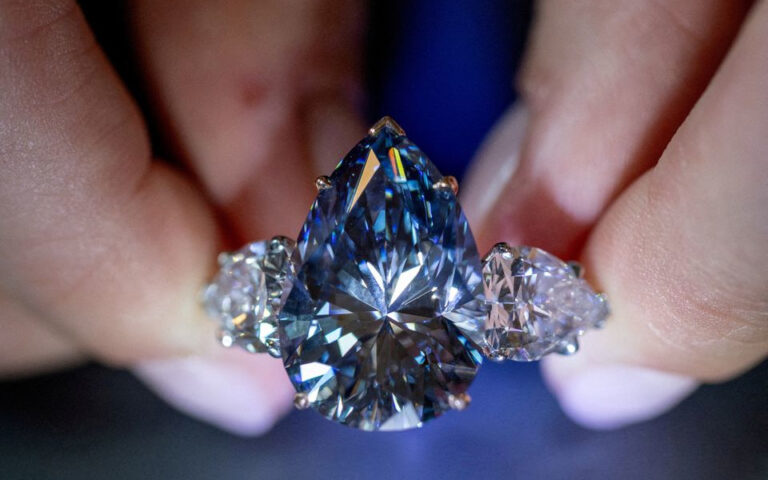 Μπλε διαμάντι πουλήθηκε έναντι 41 εκατ. ευρώ σε δημοπρασία