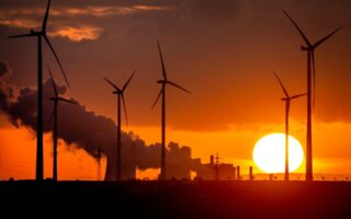 Οι εκπομπές ρύπων που συνδέονται με την ενέργεια κατέγραψαν νέο ρεκόρ το 2023
