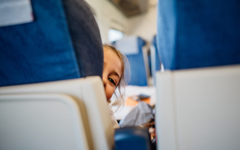 Ερευνα: Τα 10 πιο ενοχλητικά πράγματα που μπορεί να κάνει κανείς στο αεροπλάνο