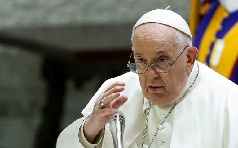Πάπας Φραγκίσκος: Οι ιερείς μπορούν να ευλογούν ομόφυλα ζευγάρια