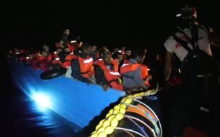 Ιταλία: Ανετράπη πλεούμενο με 86 επιβαίνοντες ανοιχτά της Λιβύης – Σώθηκαν μόνο οι 25