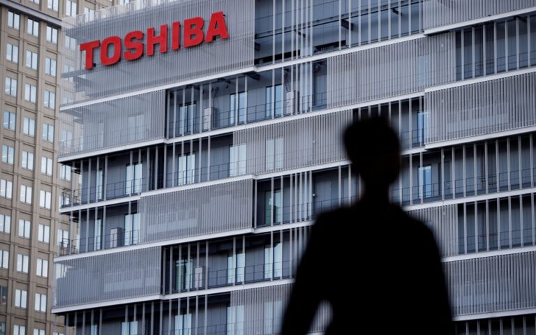 Εκτός χρηματιστηρίου μετά από 74 χρόνια: Το σκάνδαλο και η κρίση της Toshiba