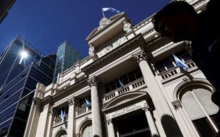 Αργεντινή: Με την υποτίμηση του πέσο ξεκινά η «θεραπεία σοκ»