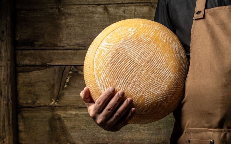 Πώς «γεννήθηκε» μια εταιρεία αξίας 175 δισ. δολαρίων – Το τυρί που ταξίδεψε στο διάστημα