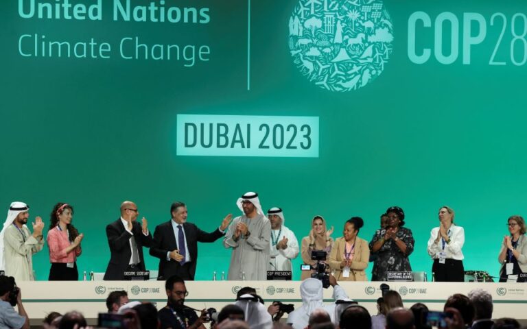 COP28: Εγκρίθηκε το κείμενο συμφωνίας – Στο στόχαστρο τα ορυκτά καύσιμα για πρώτη φορά