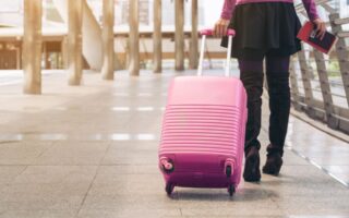 Ροζ βαλίτσες και κουβάδες πάγου: Τι ψωνίσαμε το 2023