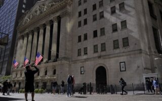 Wall Street: Πτώση στη σκιά αποτελεσμάτων και γεωπολιτικής