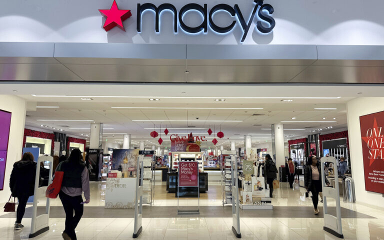 Macy’s: Απολύει 2.300 εργαζομένους και κλείνει πέντε καταστήματα 