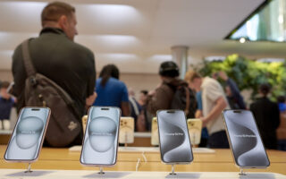 Πτωτικά η Apple εν μέσω ανησυχιών για χαμηλότερη ζήτηση  iPhone το 2024