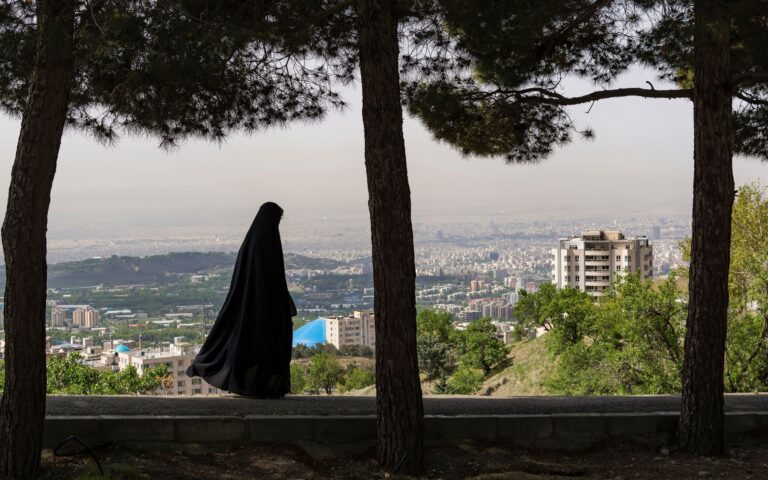 Ιράν: Γυναίκα καταδικάστηκε σε 74 μαστιγώσεις επειδή δεν φορούσε μαντίλα