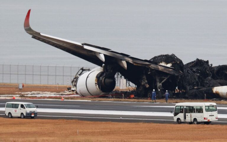 Πώς να επιβιώσετε από μία αεροπορική τραγωδία – Μαθήματα από ένα φλεγόμενο αεροπλάνο