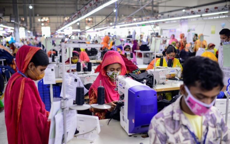 Οι εργάτες που φτιάχνουν τα ρούχα που φοράμε βγάζουν 119 δολάρια τον μήνα
