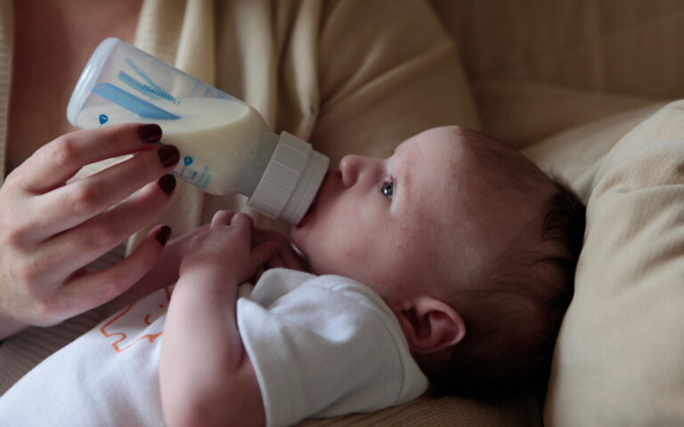 Βρεφικό γάλα: Από 1η Μαρτίου το πλαφόν – Πώς διαμορφώνεται, τα πρόστιμα