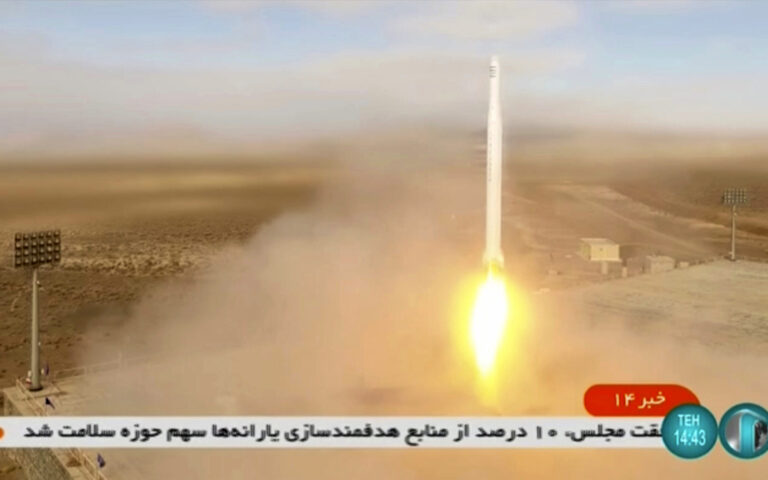 Ιράν: Η Τεχεράνη εκτόξευσε ταυτόχρονα τρεις δορυφόρους, σύμφωνα με κρατικά ΜΜΕ