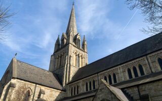 Η Εκκλησία της Αγγλίας επενδύει 3,2 δισ. σε μετοχές – Σε ποιες εταιρείες γυρίζει την πλάτη