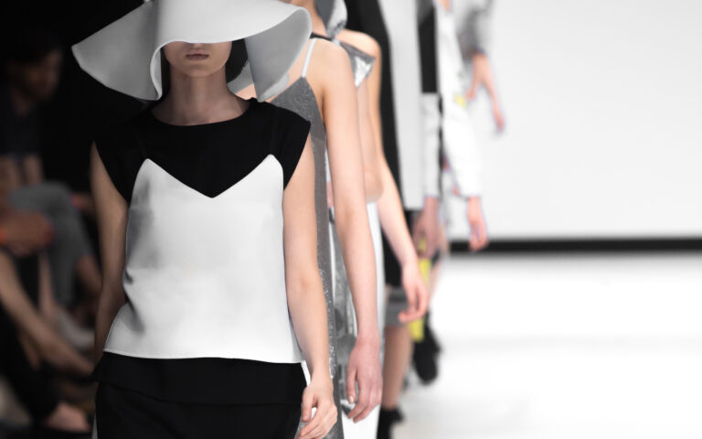 Η τεχνητή νοημοσύνη «απειλεί» να διώξει τα μοντέλα από τη βιομηχανία της μόδας 