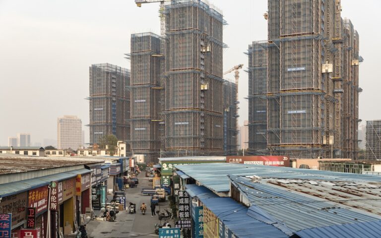 «Η αγορά δεν έχει πιάσει πάτο»: Γιατί το κινεζικό real estate βουλιάζει ακόμη