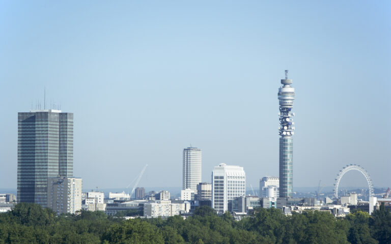 Λονδίνο: Διάσημος πύργος τηλεπικοινωνιών πωλήθηκε σε ξενοδοχειακό όμιλο για 347 εκατ. δολάρια
