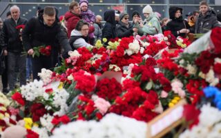 Μακελειό στη Μόσχα: Οδύνη για τα θύματα και φόβοι για βαρύτερο απολογισμό
