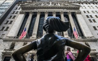 Wall Street: Μίνι ράλι με φόντο την ανεργία – Άλμα για την Apple