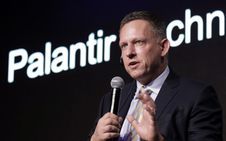 Μετοχές αξίας 175 εκατ. δολ. της Palantir πούλησε ο Peter Thiel στην πρώτη πώληση από το 2021