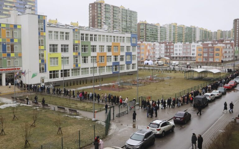 Ουρές στα εκλογικά κέντρα Ρωσίας και εξωτερικού στη μνήμη του Ναβάλνι