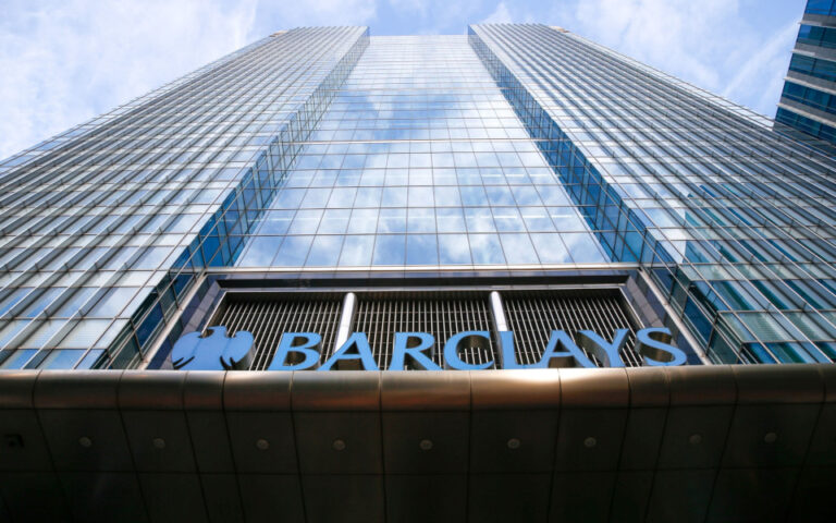 Η Barclays ετοιμάζει εκατοντάδες περικοπές θέσεων εργασίας στην επενδυτική τραπεζική